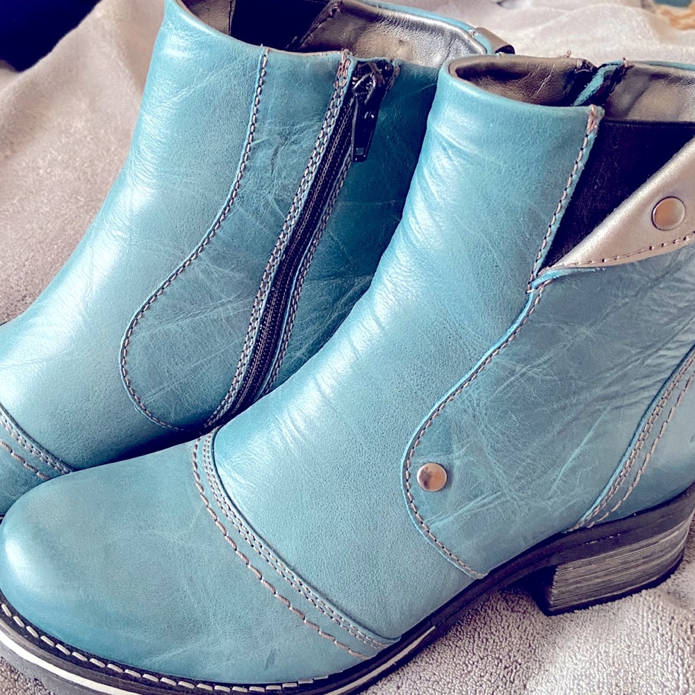 Leather turquoise boots
